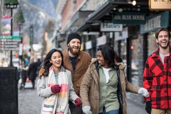 https://www.westtrek.com/wp-content/uploads/2022/05/Winter_Shopping_Banff_Downtown_2018_Hendrickson_horizontal_004-large.jpg