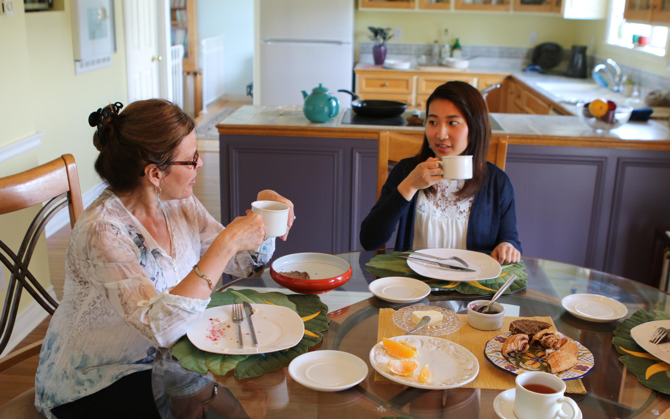 VIU Homestay host talking with VIU student. VIU Homestay host talking with VIU student.